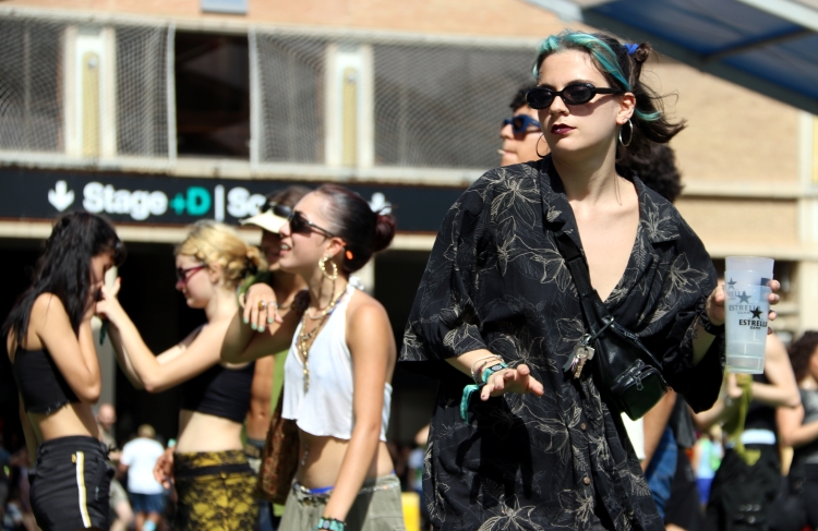 Girls dancing during the first day of the 2022 Sónar by Day music festival on June 16, 2022 (by Pau Cortina)